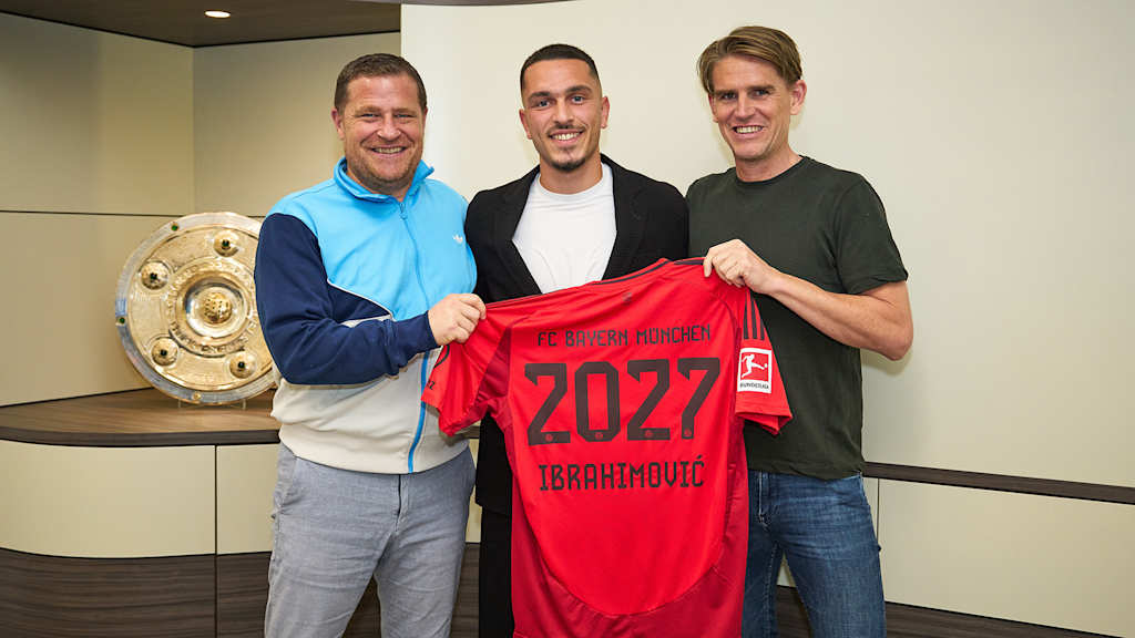 Sportvorstand Max Eberl und Sportdirektor Christoph Freund mit Arijon Ibrahimović bei dessen Vertragsverlängerung beim FC Bayern.