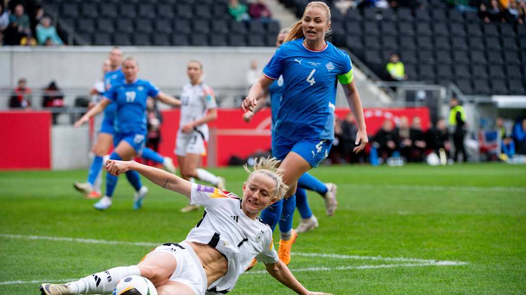 Lea Schüller und Glódís Perla Viggósdótti im Zweikampf.