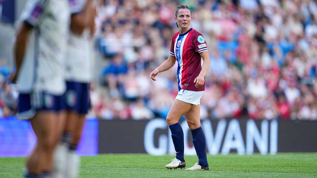 FC Bayern Spielerin Tuva Hansen im Trikot der norwegischen Nationalmannschaft