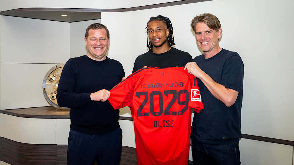 Sportvorstand Max Eberl und Sportdirektor Christoph Freund mit Michael Olise bei dessen Vertragsunterschrift