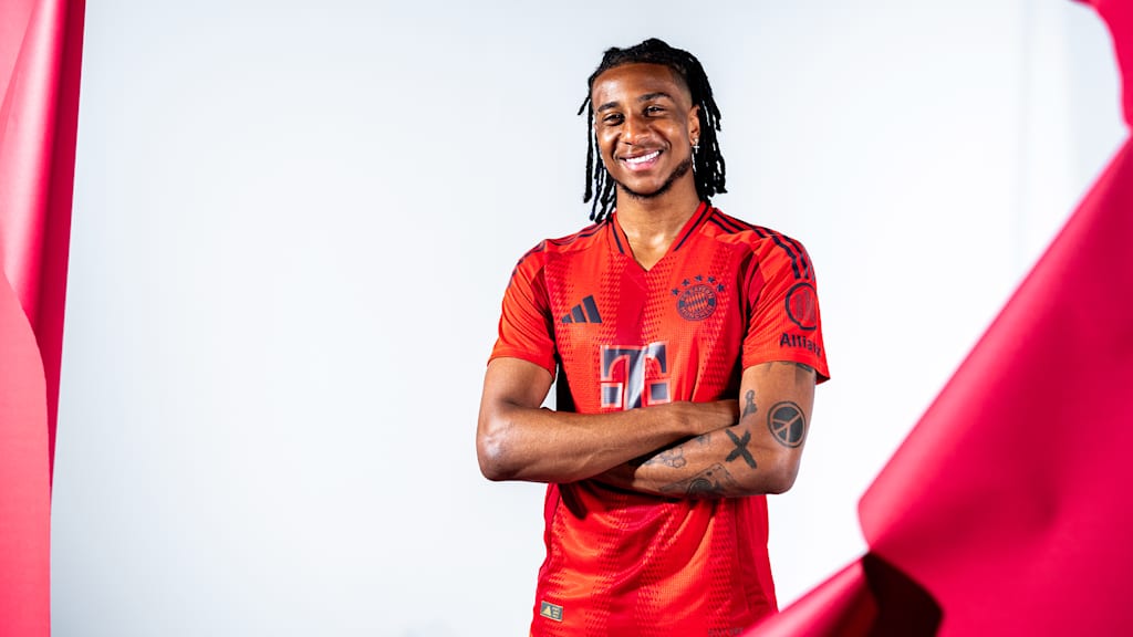 Neuzugang Michael Olise im Trikot des FC Bayern