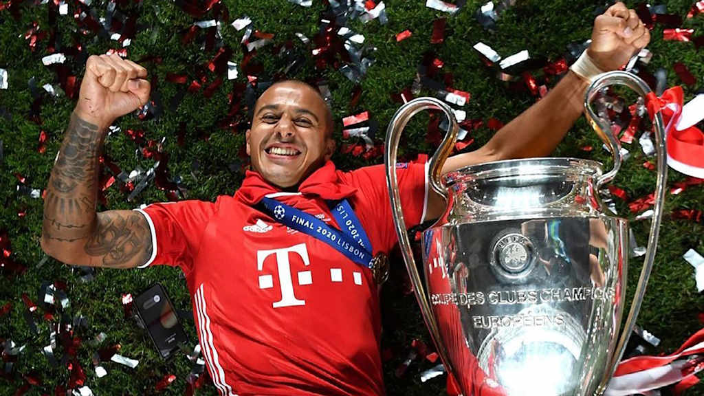 Thiago con el trofeo de la Champions League
