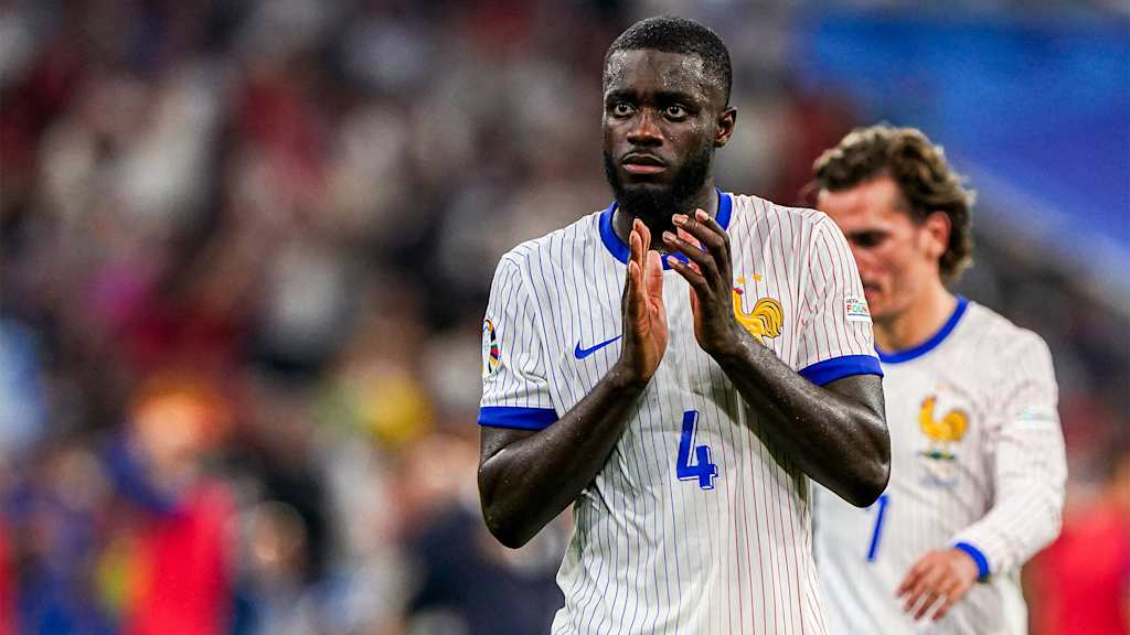 Dayot Upamecano y su compañero Aurélien Tchouaméni en la semifinal de la Eurocopa entre Francia y España