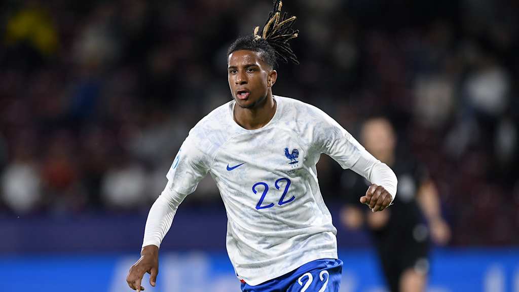 Michael Olise en un partido de la selección francesa