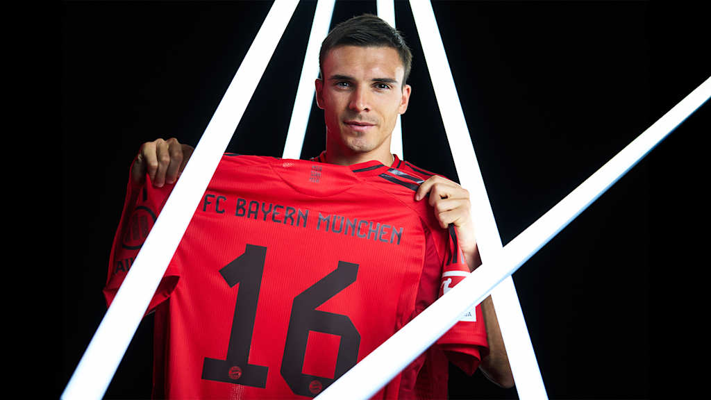João Palhinha holds up the number 16 shirt in which he will play for FC Bayern in the future.
