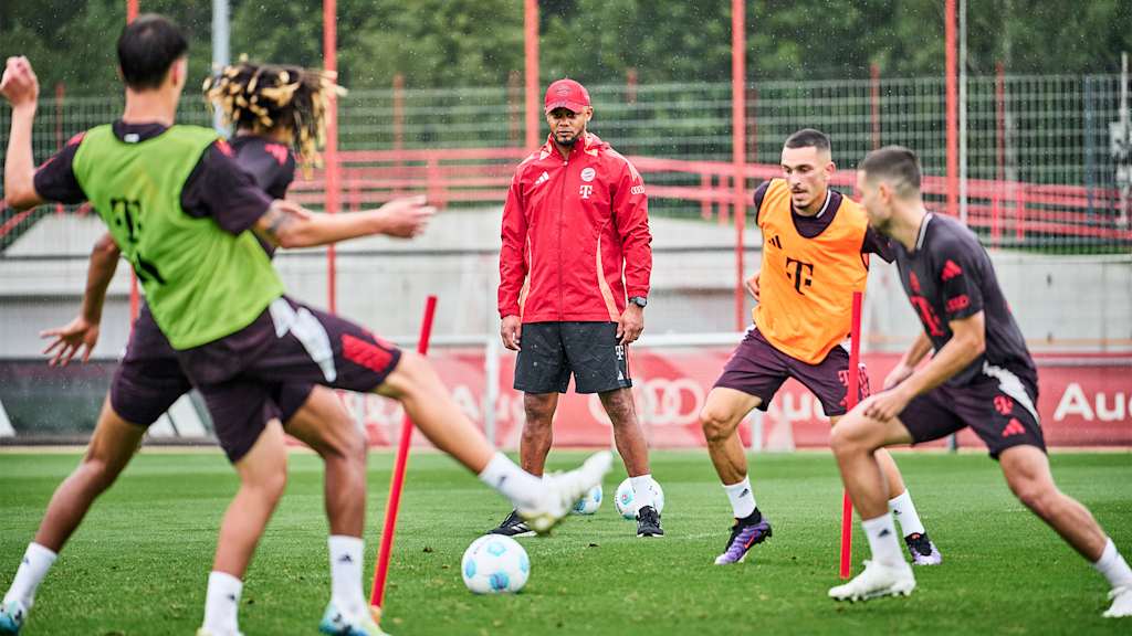 Vincent Kompany observes the FC Bayern players in training