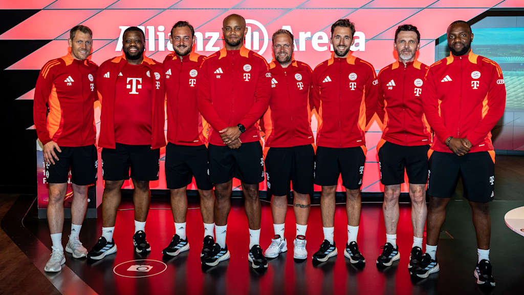 Trainer Vincent Kompany und seine Assistenten im FC Bayern-Museum