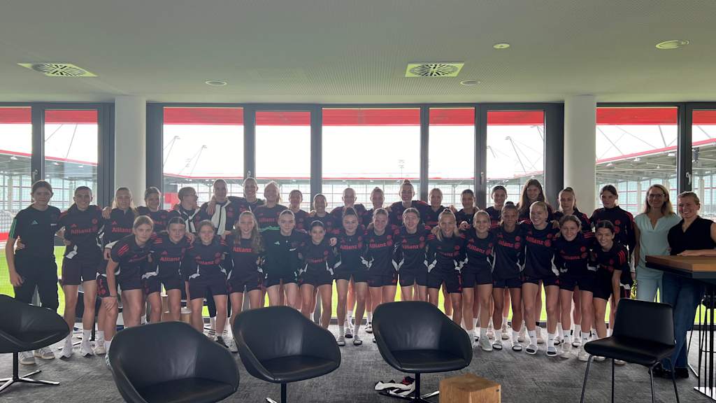 Gruppenbild der FC Bayern Frauen U17 und U20