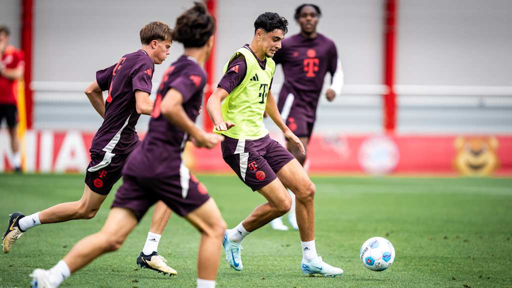 Aleksandar Pavlovic in a challenge in FC Bayern training