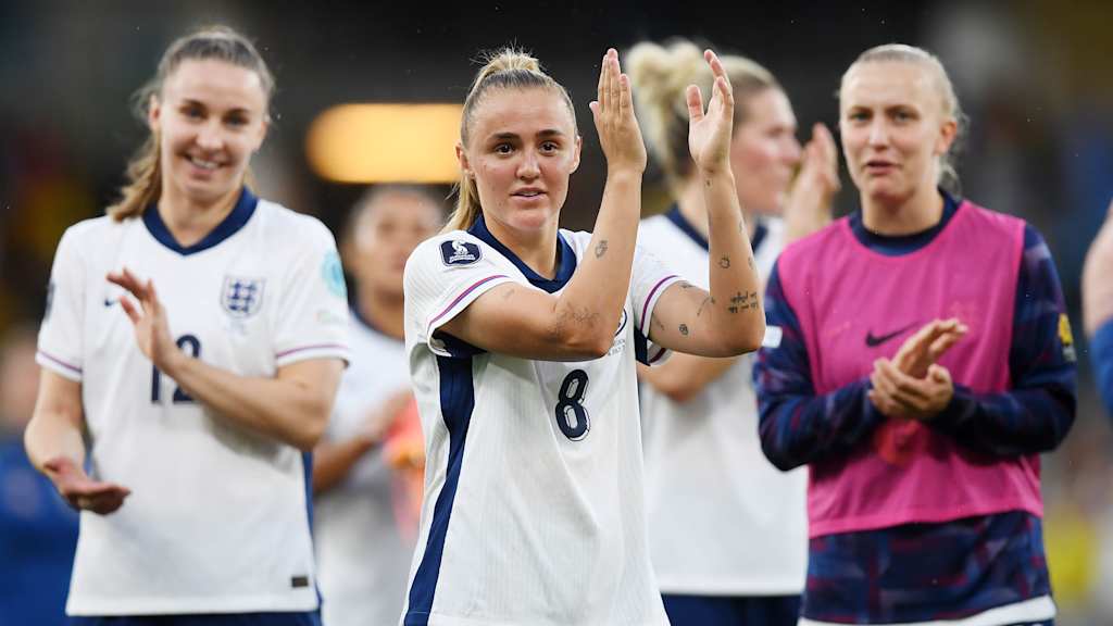 FC Bayern Spielerin Georgia Stanway applaudiert Fans im Trikot der englischen Nationalmannschaft
