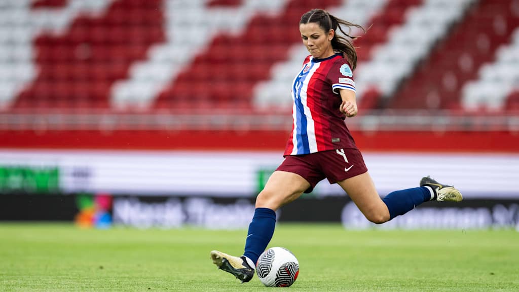 Tuva Hansen setzt zum Schuss an im Trikot der norwegischen Nationalmannschaft