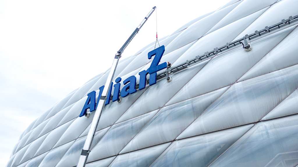 Der Buchstabe Z wird im Schriftzug der Allianz Arena angebracht