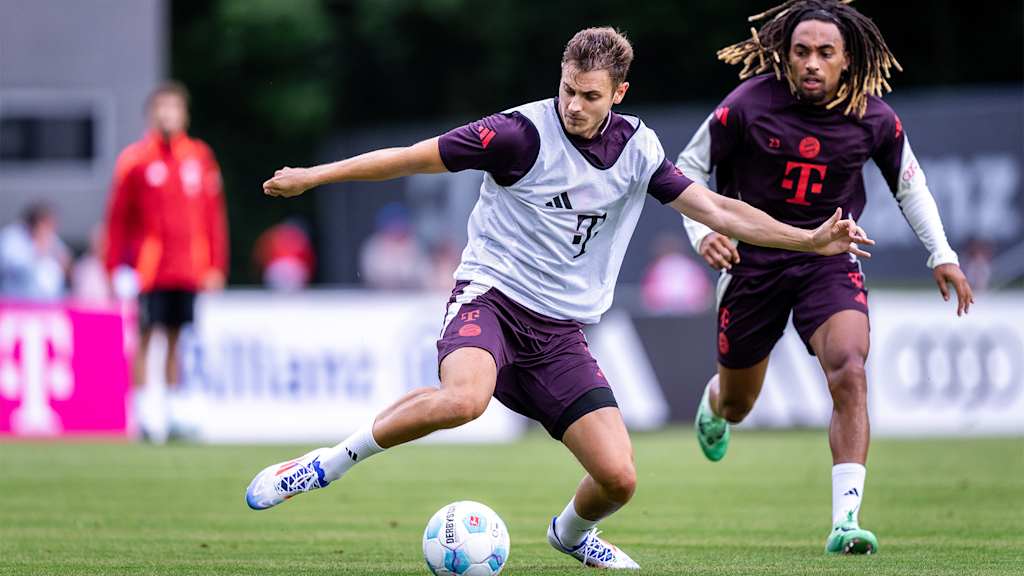 Josip Stanisic im Training des FC Bayern