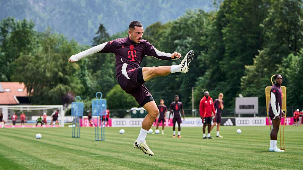 Arijon Ibrahimovic springt und schießt im Training des FC Bayern