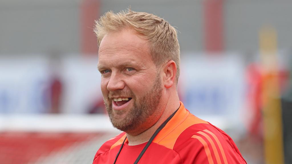 El entrenador asistente Aaron Danks se ríe durante el entrenamiento del FC Bayern