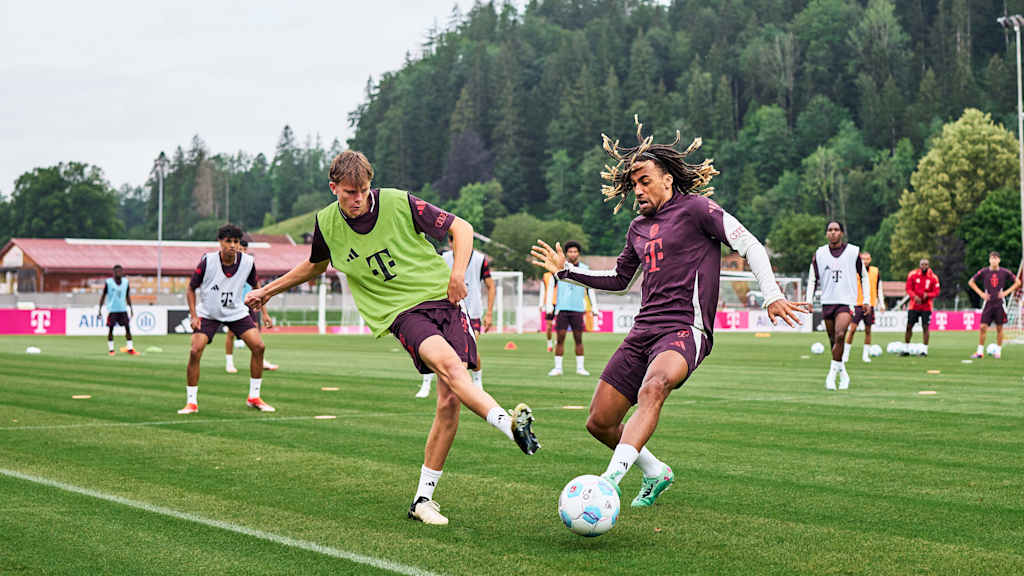 Asp Jensen gegen Sacha Boey beim Trainings des FC Bayern am Tegernsee