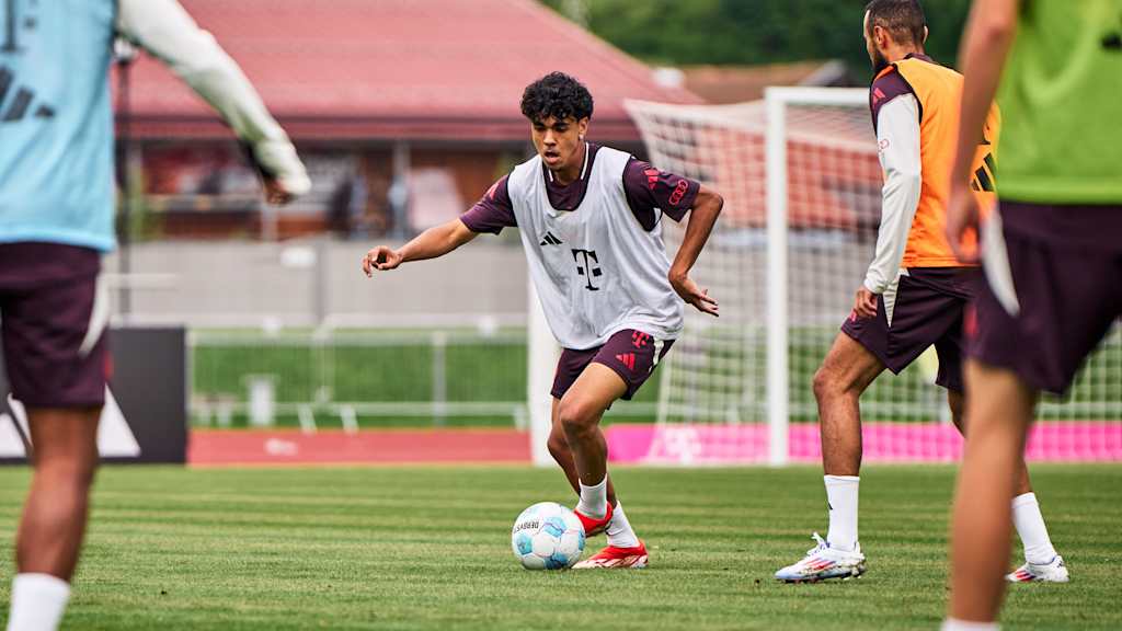 Adam Aznou im Trainingslager des FC Bayern am Tegernsee