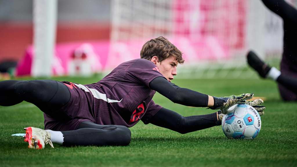 Max Schmitt mit einer Parade beim Training des FC Bayern am Tegernsee