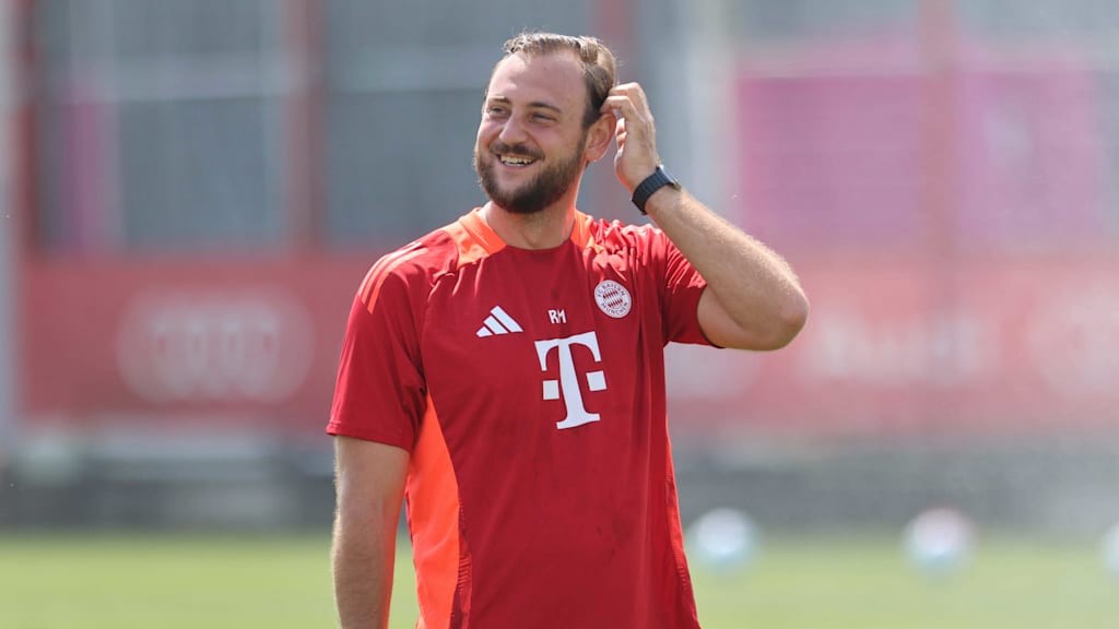 Rene Maric lacht im Training des FC Bayern