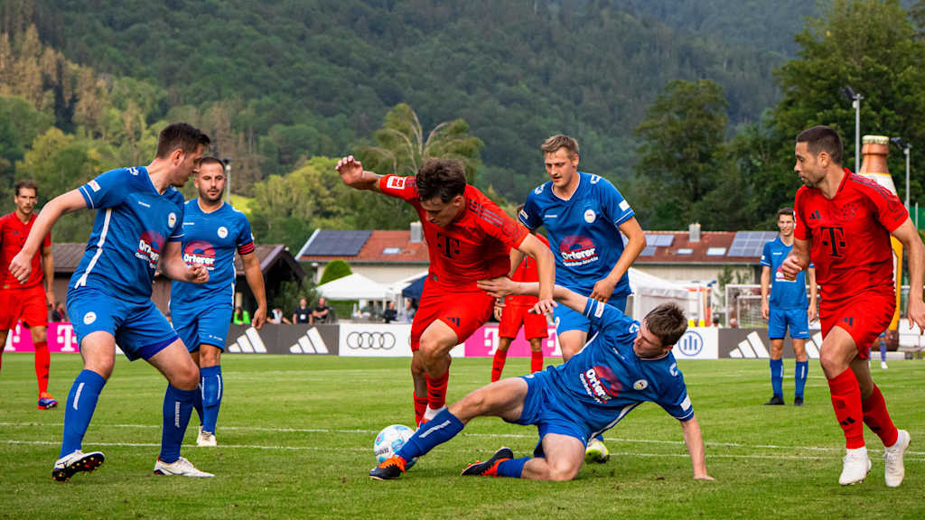 Javier Fernandez im Dribbling beim ersten Testspiel des FC Bayern gegen Rottach Egern