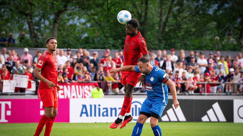 Noel Aseko Nkili macht einen Kopfball im Testspiel des FC Bayern gegen Rottach Egern