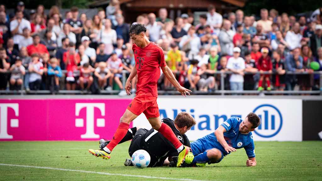 Mudaser Sadat spielt den Tormann von Rottach Egern im Testspiel des FC Bayern aus