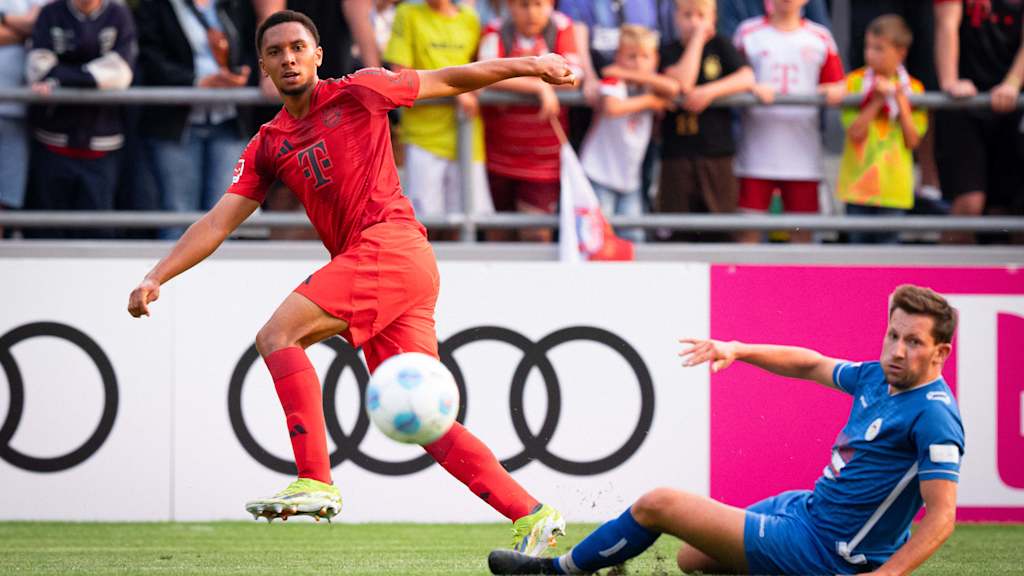 Vincent Manuba bringt einen Ball in den Strafraum beim Testspiel des FC Bayern gegen Rottach Egern