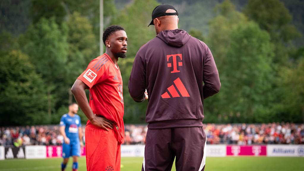 Michael Scott redet mit Vincent Kompany während dem Testspiel gegen Rottach Egern am Tegernsee