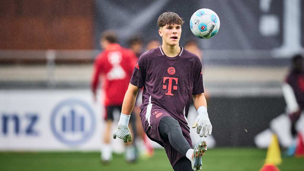 Leon Klanac hält den Ball hoch beim Trainingslager der FC Bayern am Tegernsee