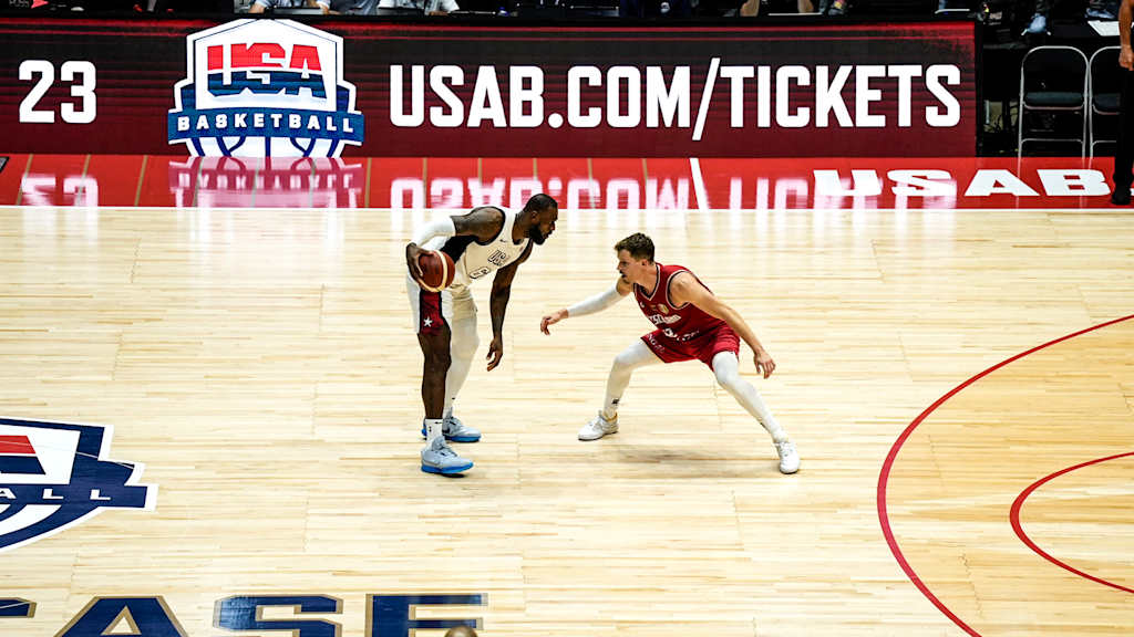 Deutschland mit Andreas Obst (rechts) brachte die USA mit LeBron James (l.) im letzten Vorbereitungsspielspiel an den Rand einer Niederlage.