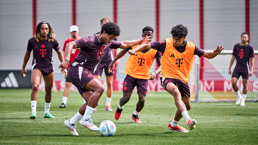 Serge Gnabry im Zweikampf um den Ball mit Adam Aznou im Training des FC Bayern