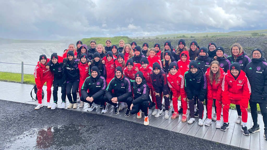 Die FC Bayern U17 und U15 während einer Sightseeing-Tour in Island.