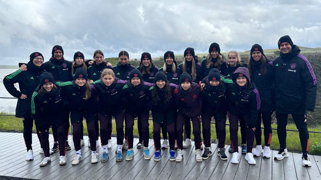 FC Bayern U17 posiert für ein Mannschaftsfoto bei der Sightseeing-Tour durch Island.