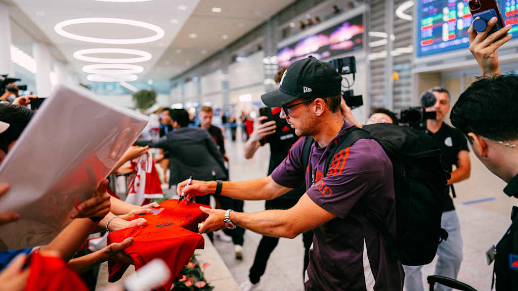 Leon Goretzka schreibt am Flughafen in Seoul Autogramme