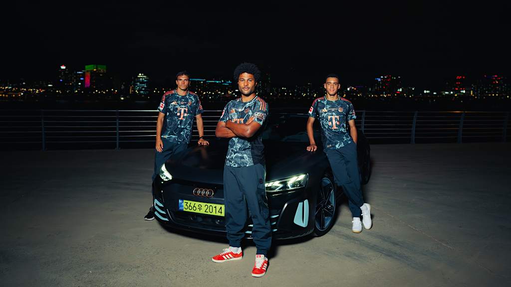 Serge Gnabry, Joao Palhinha und Jamal Musiala im neuen Auswärtstrikot des FC Bayern