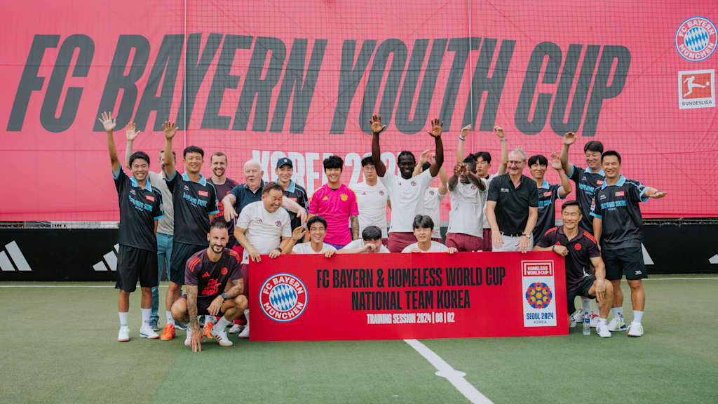 The Bayern delegation with the Homeless World Cup team