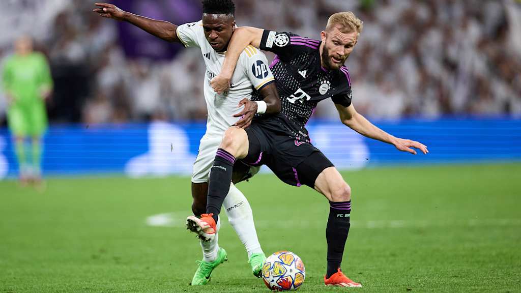 Konrad Laimer lucha con Vinicius Junior del Real Madrid por el balón.