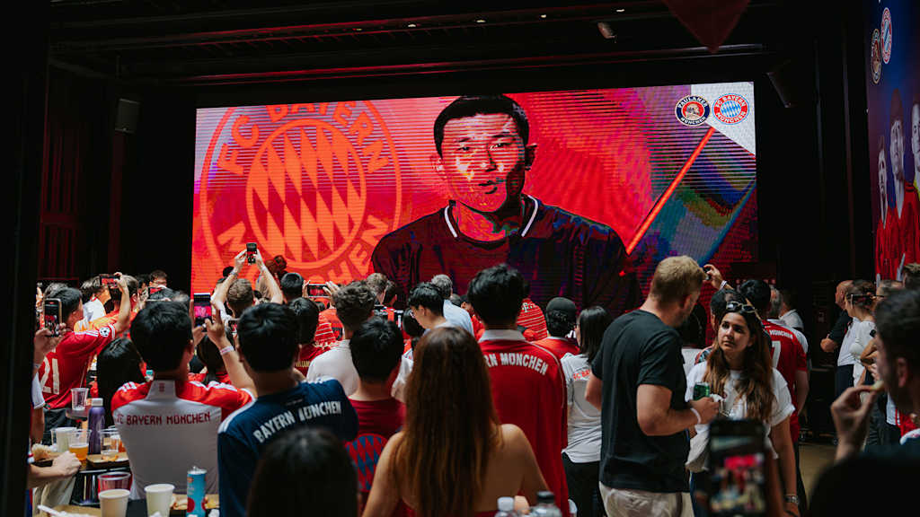 Minjae Kim speaks to the many fans via a screen