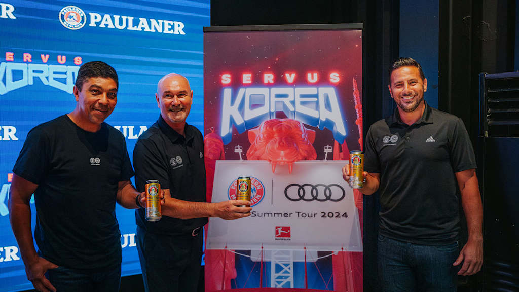 Legends Giovane Elber, Claudio Pizarro and Raimond Aumann in front of the "Servus Korea" banner