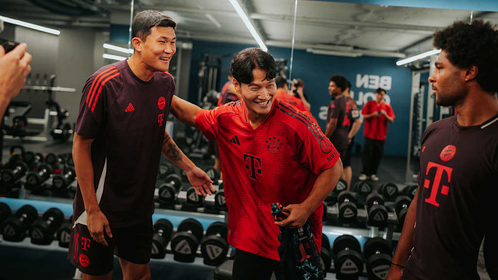 Minjae Kim and fitness influencer Kim Jong Kook spoke in a gym near the team hotel about the topics of exercise and sport.