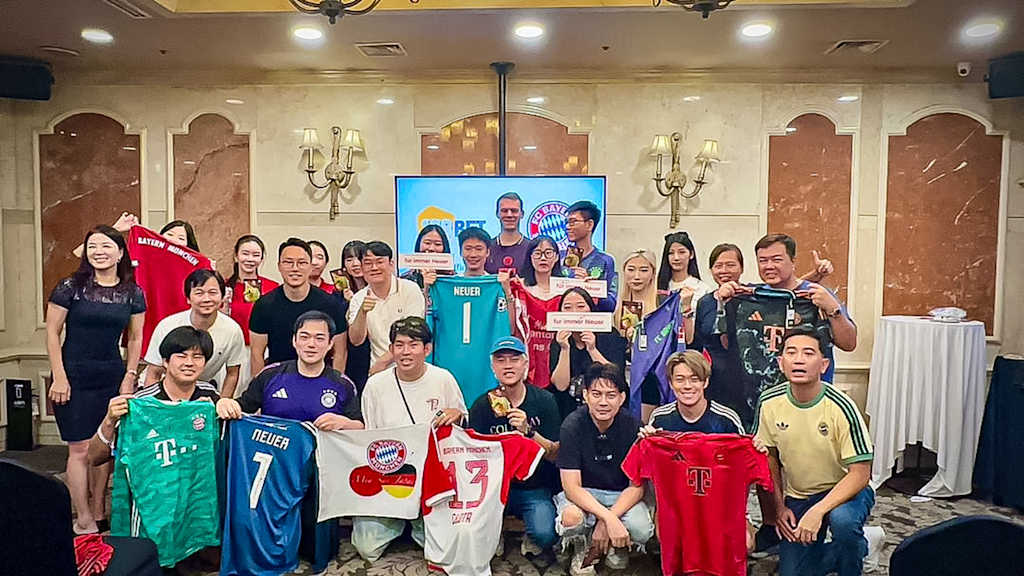 Meet & Greet with Manuel Neuer organised by 188BET, fan photo