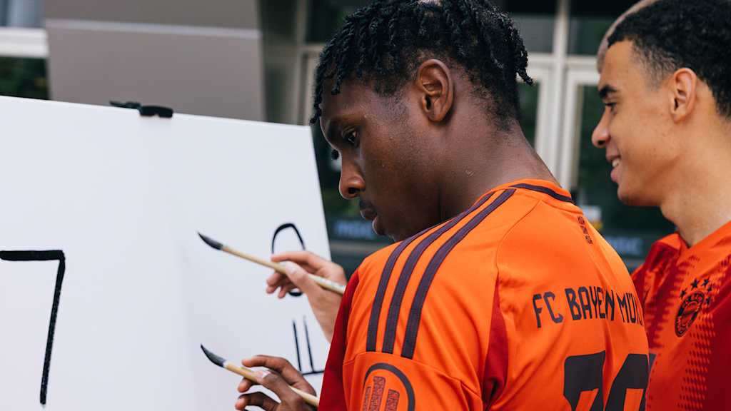 Mathys Tel and Jamal Musiala painting Korean letters on the Audi Summer Tour 2024