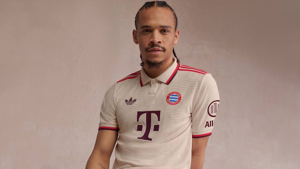 Leroy Sané im neuen Champions League-Trikot 2024-2025 des FC Bayern
