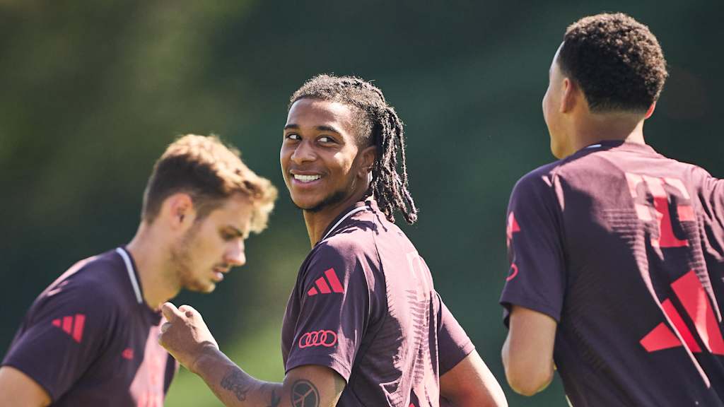 Michael Olise training with FC Bayern