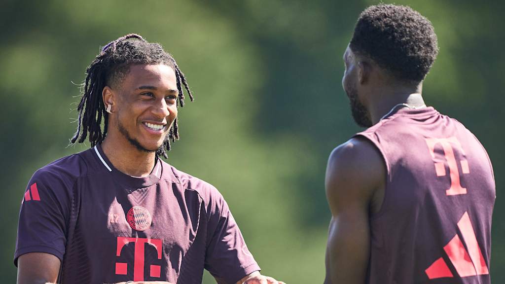Begrüßung von Michael Olise mit neuen Kollegen beim FC Bayern