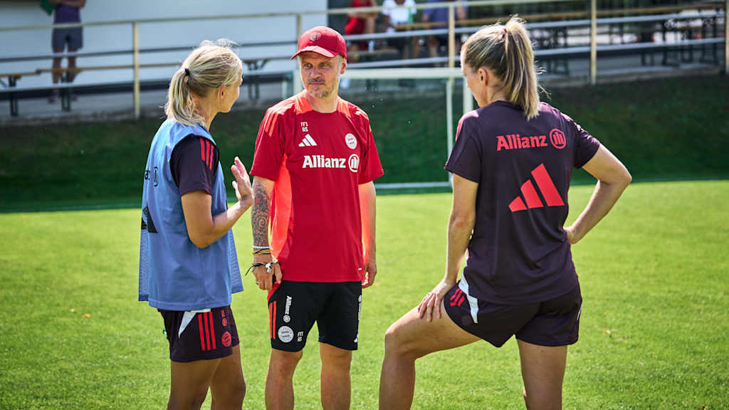 Alexander Straus spricht mit Pernille Harder und Linda Sembrant nach dem Training.