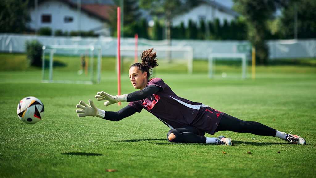 Mala Grohs, Torhüterin der FC Bayern Frauen, fängt einen Ball.