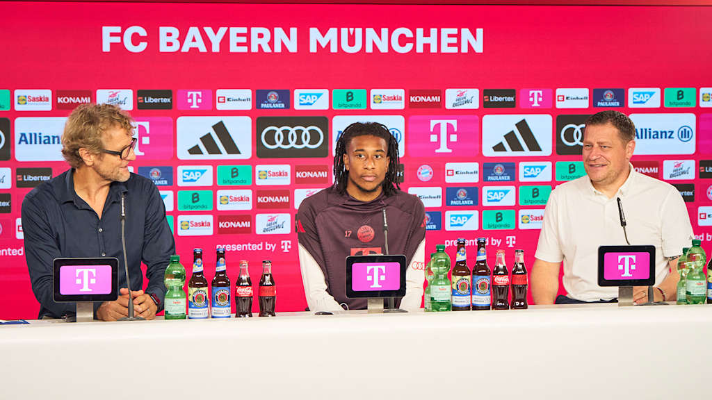 Michael Olise mit Max Eberl bei seiner Vorstellung beim FC Bayern