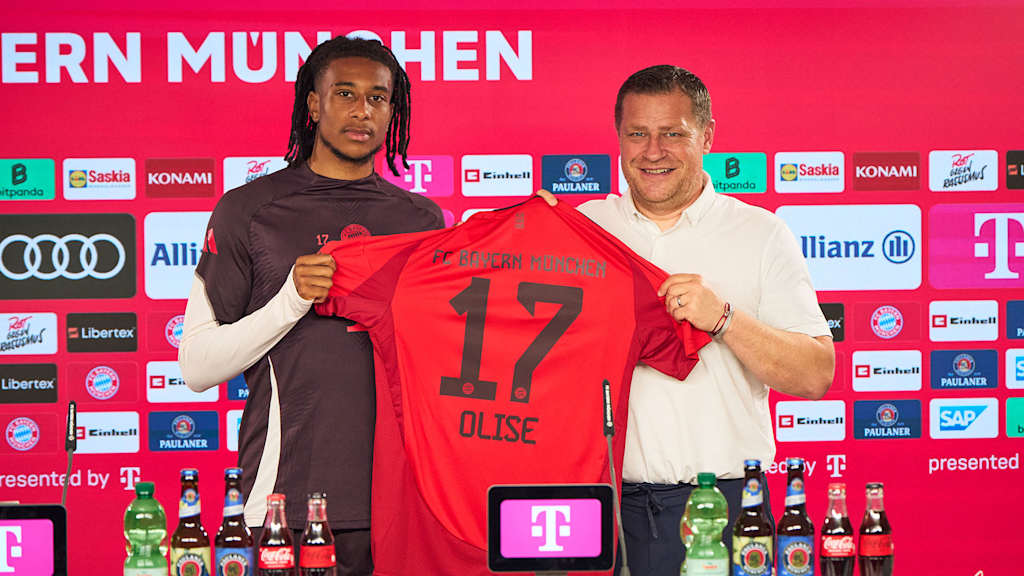 FC Bayern Neuzugang Michael Olise mit Sportvorstand Max Eberl