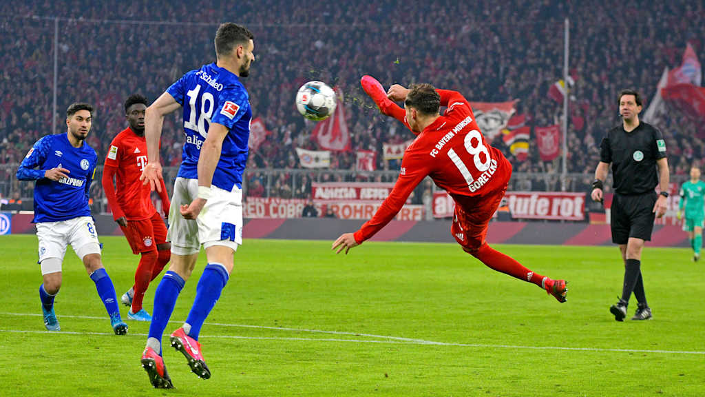 Im Spiel gegen Schalke 04 erzielt Leon Goretzka vom FC Bayern per Seitfallzieher das Tor zum 3:0.